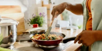 Si comete alguno de estos cinco errores en la cocina, está corriendo un grave peligro