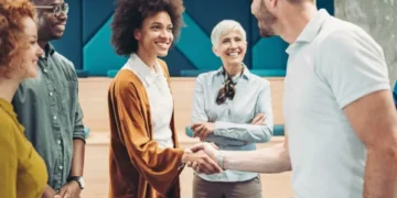 ¿’Buen día’ o ‘buenos días’? Esta es la fórmula de saludo adecuada, según la RAE