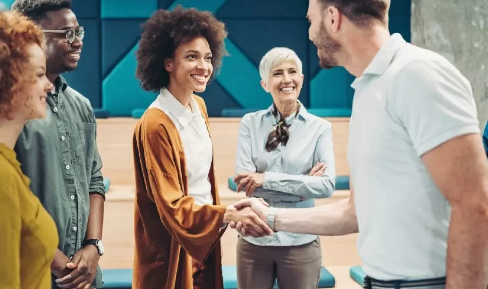 ¿’Buen día’ o ‘buenos días’? Esta es la fórmula de saludo adecuada, según la RAE