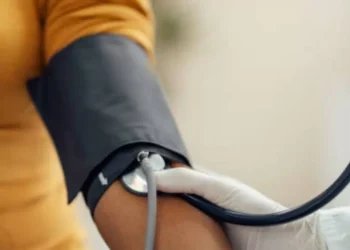¿Cuál es la presión arterial normal que debe tener, según su edad?