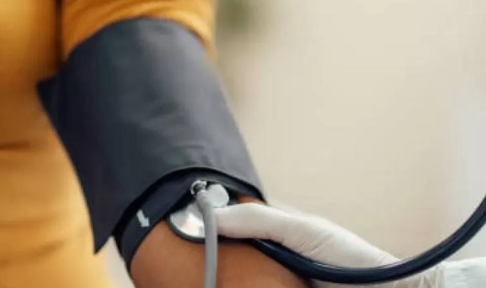 ¿Cuál es la presión arterial normal que debe tener, según su edad?