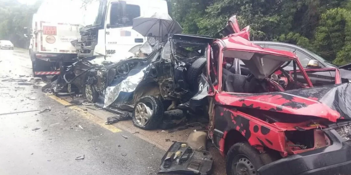 Engavetamento na BR-116 em SC mata mãe e bebê de 4 meses e deixa 5 feridos