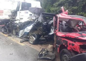 Engavetamento na BR-116 em SC mata mãe e bebê de 4 meses e deixa 5 feridos