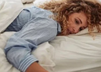 ¿La ansiedad lo despierta? Esto se puede deber a este mal hábito