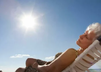 El tiempo que debe exponerse al sol para tener vitamina D: no aumenta riesgo de cáncer