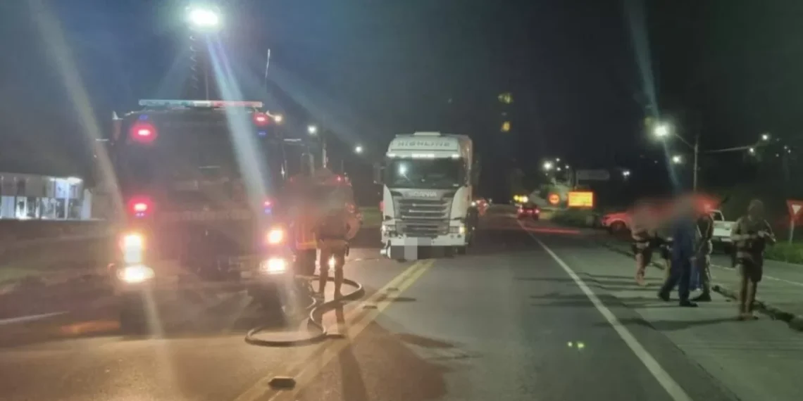 Jovem de 19 anos morre em colisão entre moto e caminhão na BR-470, em Rio do Sul