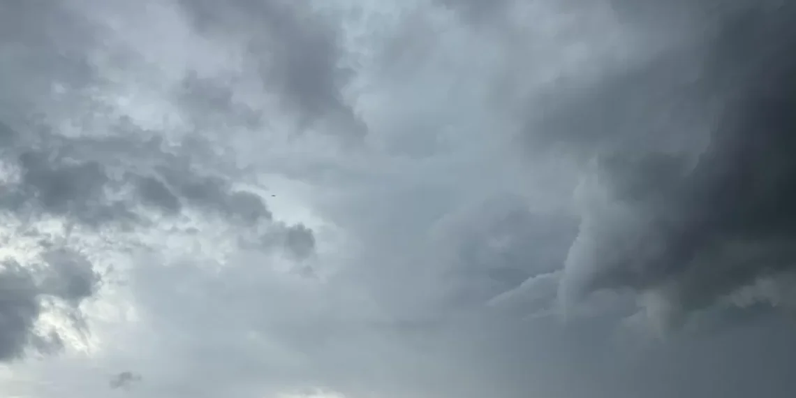 Chuva forte causa risco alto de alagamentos e enxurradas em SC