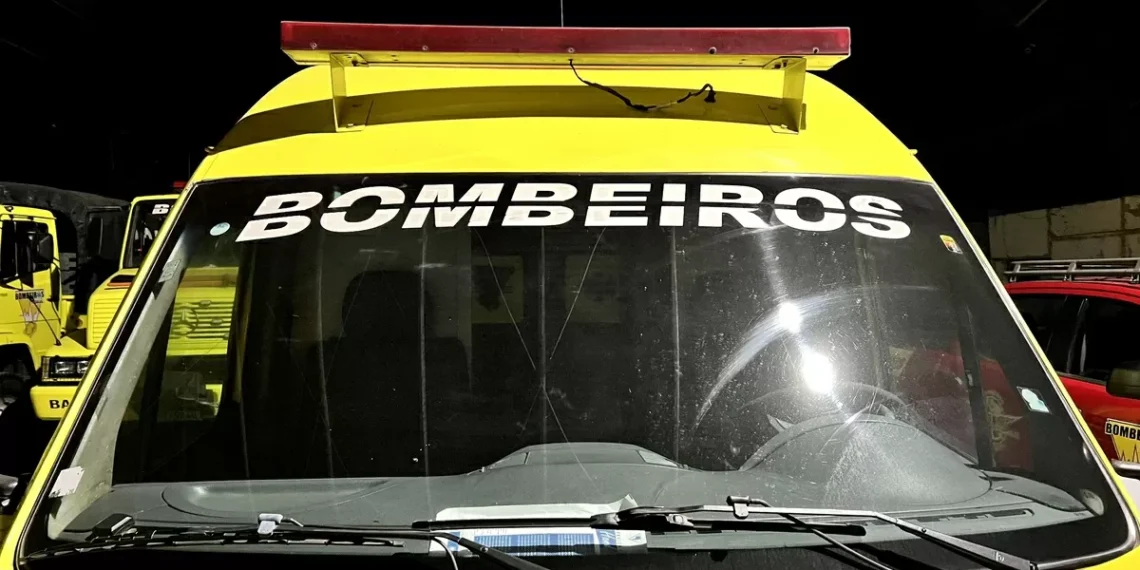 Motociclista fica gravemente ferido após colisão com caminhão-caçamba na BR-470, em Blumenau