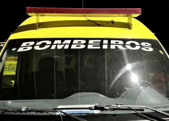 Motociclista fica gravemente ferido após colisão com caminhão-caçamba na BR-470, em Blumenau
