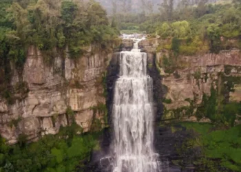 La cascada colombiana de más de 150 metros de altura que esconde una oscura tradición
