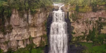 La cascada colombiana de más de 150 metros de altura que esconde una oscura tradición