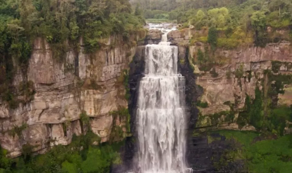 La cascada colombiana de más de 150 metros de altura que esconde una oscura tradición