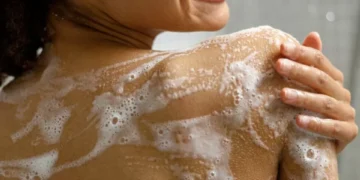 ¿Ducharse con jabón hace mal a la salud? Esto comprobó un experto
