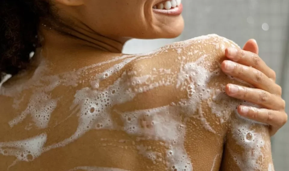 ¿Ducharse con jabón hace mal a la salud? Esto comprobó un experto