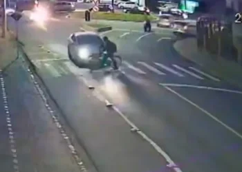 Ciclista de 17 anos é atropelado por carro em Timbó