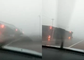 Caminhão tomba devido a fortes ventos durante temporal em Porto Alegre