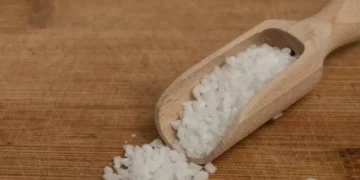 Adiós, malas energías: este es el verdadero significado de ducharse con sal gruesa