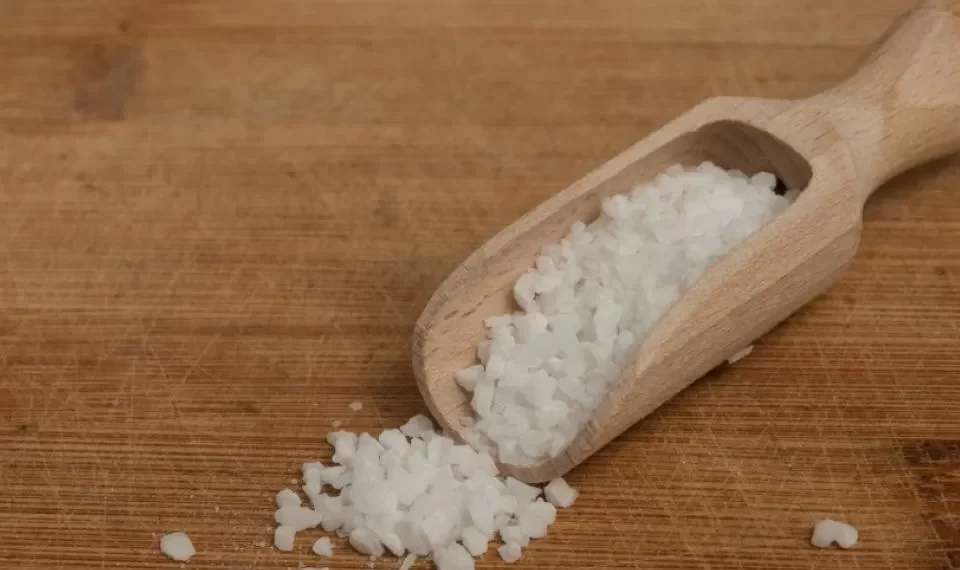 Adiós, malas energías: este es el verdadero significado de ducharse con sal gruesa