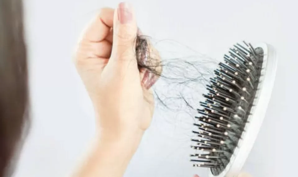 ¿Qué vitaminas tomar si se me cae mucho el cabello?