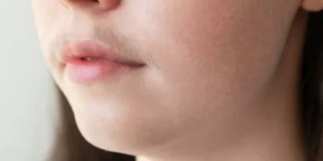 Bigote femenino, tendencia contra estándares de belleza: a qué se debe su popularidad