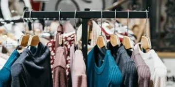 Mulher é detida após furtar 31 peças de roupa em loja de Indaial