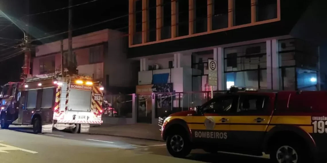 Incêndio atinge cantina de escola em Blumenau durante a noite