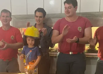 Menino comemora aniversário de 3 anos com os bombeiros de Presidente Getúlio