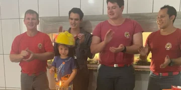 Menino comemora aniversário de 3 anos com os bombeiros de Presidente Getúlio