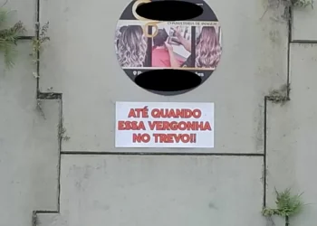 “Até quando essa vergonha no trevo?”, diz placa de manifestação feita por morador em Indaial
