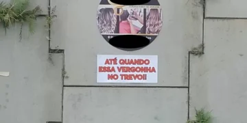 “Até quando essa vergonha no trevo?”, diz placa de manifestação feita por morador em Indaial