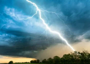 En época de lluvias, ¿qué probabilidad de ser alcanzado por un rayo?