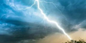 En época de lluvias, ¿qué probabilidad de ser alcanzado por un rayo?