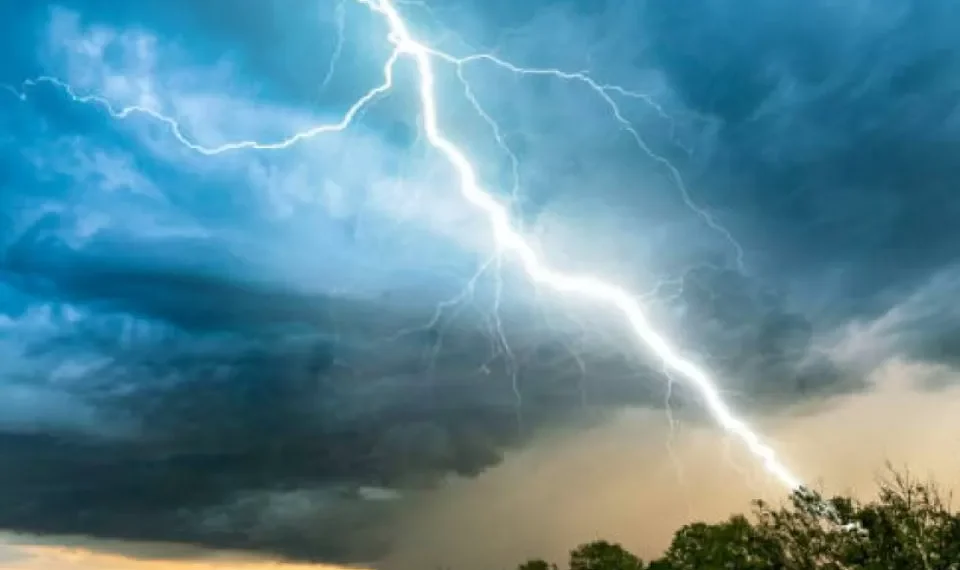 En época de lluvias, ¿qué probabilidad de ser alcanzado por un rayo?