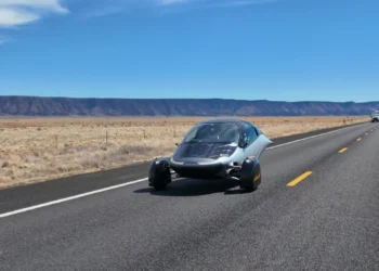 Carro movido a sol? Startup faz viagem histórica de 480 km apenas com energia solar