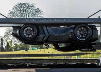 Parece filme! Supercarro elétrico da McMurtry desafia a gravidade e fica de ponta-cabeça
