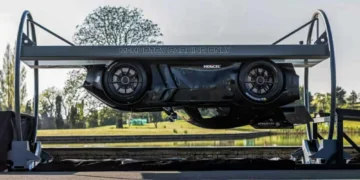 Parece filme! Supercarro elétrico da McMurtry desafia a gravidade e fica de ponta-cabeça