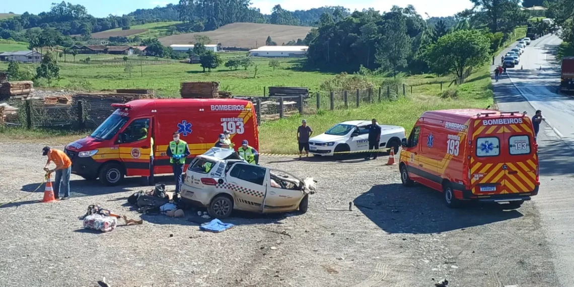 Grave colisão entre carro e caminhão deixa 2 vítimas fatais na BR-470, em Trombudo Central