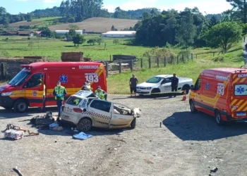 Grave colisão entre carro e caminhão deixa 2 vítimas fatais na BR-470, em Trombudo Central