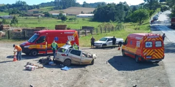 Grave colisão entre carro e caminhão deixa 2 vítimas fatais na BR-470, em Trombudo Central