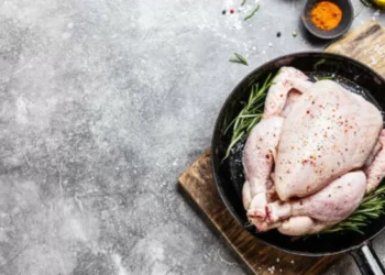 Es muy peligroso: el error que muchos cometen al cocinar pollo, según especialistas