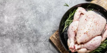 Es muy peligroso: el error que muchos cometen al cocinar pollo, según especialistas
