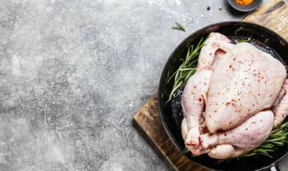 Es muy peligroso: el error que muchos cometen al cocinar pollo, según especialistas