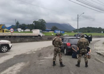 Dupla é presa em Joinville após roubo de carro em Balneário Camboriú