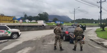 Dupla é presa em Joinville após roubo de carro em Balneário Camboriú