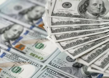 Dólar comercial cai e fecha abaixo de R$ 5,60 após tarifaço de Trump