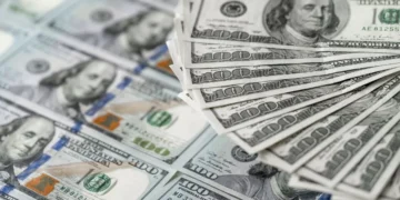 Dólar comercial cai e fecha abaixo de R$ 5,60 após tarifaço de Trump