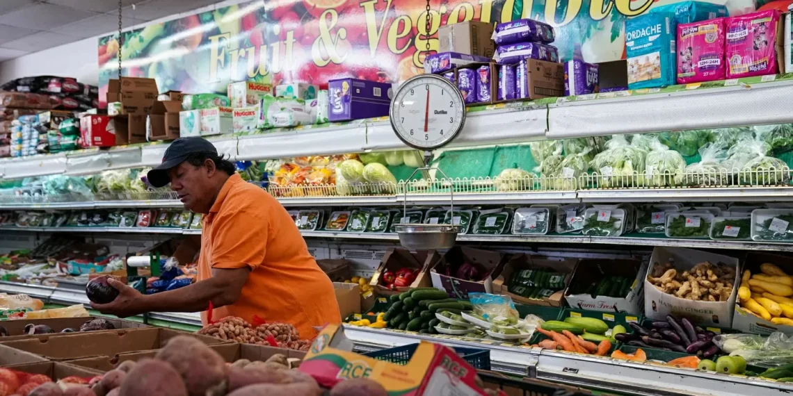 Consumidor dos EUA estoca produtos por temer tarifas e varejo cresce em março