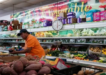 Consumidor dos EUA estoca produtos por temer tarifas e varejo cresce em março