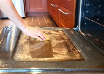 Ni detergentes ni tóxicos: la forma natural de quitarle la grasa al horno