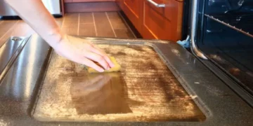 Ni detergentes ni tóxicos: la forma natural de quitarle la grasa al horno